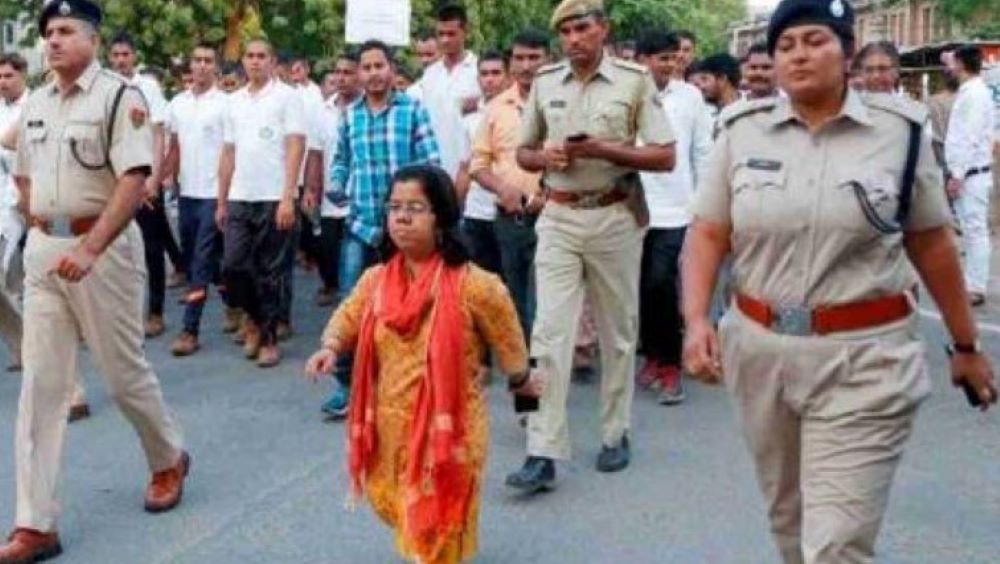 भारतीय प्रशासनिक सेवा की अधिकारी आरती डोगरा (बीच में)